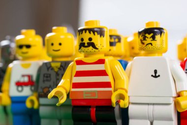 Los Angeles, California, ABD - 06-09-2020: Ayakta duran Lego adamlardan oluşan bir koleksiyon.