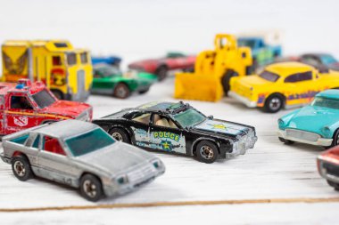 Los Angeles, Kaliforniya / ABD - 06 / 09 / 2020: Kırsal ahşap masa yüzeyinde sergilenen çok sayıda eski Hot Wheels oyuncak arabasının manzarası.
