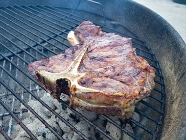 Izgaranın ızgarasında ızgara T-Bone bifteği..