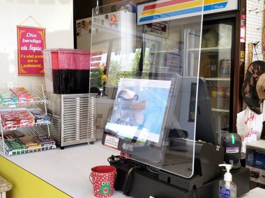 Los Angeles, California, ABD - 07-22-2020: Sağlık kodu plastik ekranı içeren yerel bir restoran tezgahı manzarası. 