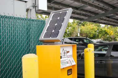 Los Angeles, California, ABD - 06-09-2020: Yerel bir otoparkta görülen güneş paneli ile çalışan bir park ödeme makinesinin görüntüsü.