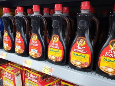 Los Angeles, California, ABD - 06-18-2020: Yerel bir marketin rafındaki Jemima Teyze şurubu ürünlerinin manzarası.