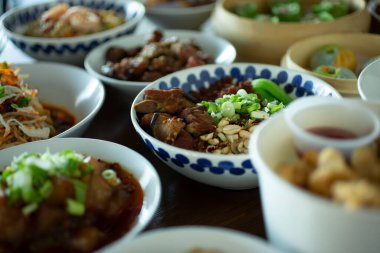 Bir tabak terbiye edilmiş domuz pirzolasının yer aldığı birkaç modern Çin başlangıç yemeği..