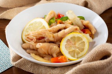 Bir tabak tavuk ayağı kızartması manzarası.