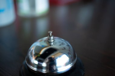 Tahta masadaki servis çanının manzarası..