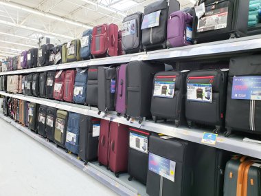 Orange, California, ABD - 11-30-2019: Bir mağazanın rafındaki çeşitli seyahat bagajlarının görüntüsü.