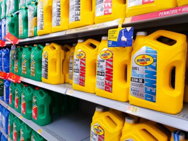 Los Angeles, California / ABD - 07 / 01 / 2020: Pennzoil motor yağının çok sayıda konteynırı yerel bir mağazada sergileniyor.