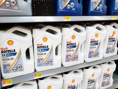Los Angeles, California, ABD - 07-01-2020: Yerel bir mağazada sergilenen çok sayıda Shell Rotella motor yağı konteynırının görüntüsü.