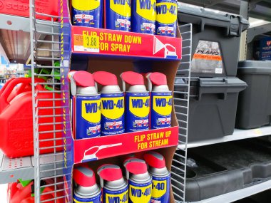 Los Angeles, Kaliforniya / ABD - 07 / 01 / 2020: Yerel bir mağazada sergilenen çok sayıda WD-40 kutusunun görüntüsü.
