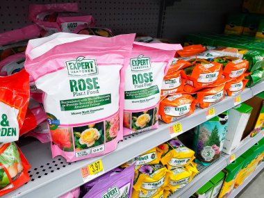 Los Angeles, Kaliforniya / ABD - 07 / 01 / 2020: Yerel bir bakkalda sergilenen çok sayıda Uzman Bahçıvan gül bitkisi paketinin manzarası.