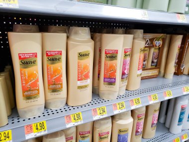 Los Angeles, California, ABD - 07-01-2020: Yerel bir bakkalda sergilenen çok sayıda Suave Professionals şampuanı ve saç kremi ürününün manzarası.