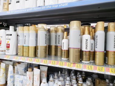 Los Angeles, Kaliforniya / ABD - 07 / 01 / 2020: Yerel bir bakkalda sergilenen çok sayıda Pantene saç ürünü konteynırının görüntüsü.