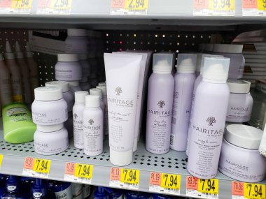 Los Angeles, Kaliforniya / ABD - 07 / 01 / 2020: Mindy McKnight kozmetik ürünleri yerel bir bakkalda sergileniyor.