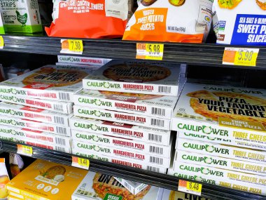 Los Angeles, Kaliforniya / ABD - 07 / 01 / 2020: Yerel bir bakkalda sergilenen çok sayıda kutu dondurulmuş Caulipower pizza manzarası.