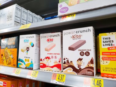 Los Angeles, California, ABD - 07-01-2020: Yerel bir bakkalda sergilenmekte olan birkaç kutu Power Crunch Kids Protein Shake enerji çikolatasının görüntüsü.