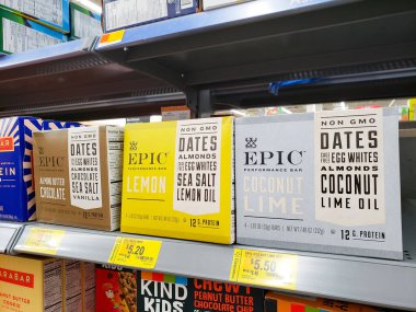 Los Angeles, Kaliforniya / ABD - 07 / 01 / 2020: Epic Performance Bar ürünlerinin çeşitli paketleri yerel bir bakkalda sergileniyor.