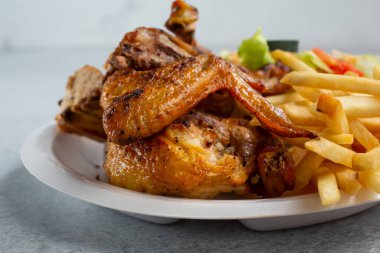 Izgara yarım tavuk tabağı manzarası.