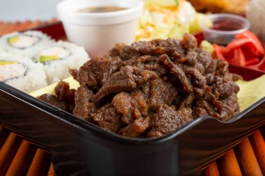 Teriyaki bifteğinin yer aldığı bento kutusu manzarası.