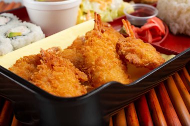 Kelebek karidesli bento kutusunun yakın plan görüntüsü..