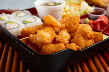 İçinde tempura tofu ısırıkları olan bento kutusu manzarası..