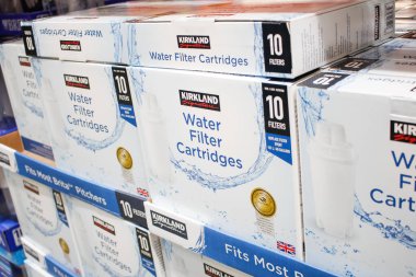 Los Angeles, Kaliforniya / ABD - 07 / 01 / 2020: Yerel bir Costco mağazasında sergilenen çok sayıda Kirkland İmza Su filtresi kartuşunun görüntüsü.