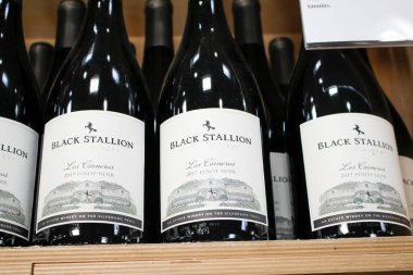 Los Angeles, California, ABD - 07-01-2020: Yerel büyük bir markette sergilenen birkaç şişe Black Stallion pinot 2017 manzarası.