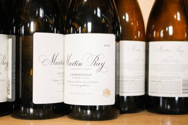 Los Angeles, California, ABD - 07-01-2020: Yerel büyük bir markette sergilenen çok sayıda şişe Martin Ray Vineyards ve Şaraphane şarabı 2018 manzarası.