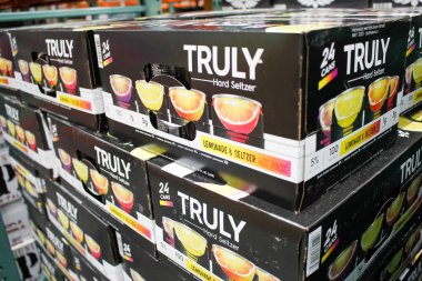Los Angeles, California, ABD - 07-01-2020: Gerçekten Sert Seltzer 'in çeşitli paketlerinin yerel büyük bir markette sergilenmesi.