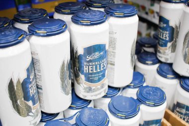 Los Angeles, Kaliforniya / ABD - 07 / 01 / 2020: The Bruery Ruekeller Helles bira paketleri yerel bir büyük market vitrininde sergileniyor.