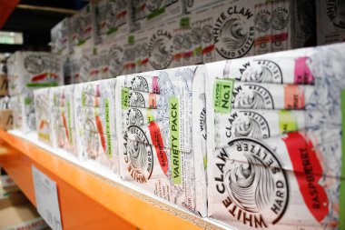 Los Angeles, California, ABD - 07-01-2020: Yerel büyük bir markette sergilenen çok sayıda Beyaz Pençe kutusunun görüntüsü.