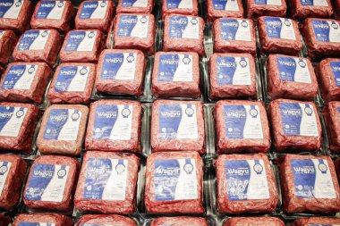 Los Angeles, California, ABD - 07-01-2020: Birkaç paket Imperial Wagyu kıyma paketinin arka plan görüntüsü, yerel büyük bir market vitrininde sergileniyor.