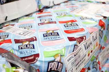Los Angeles, Kaliforniya / ABD - 07 / 01 / 2020: Yerel büyük bir market vitrininde sergilenen çok sayıda Polar seltzer paketleri manzarası.