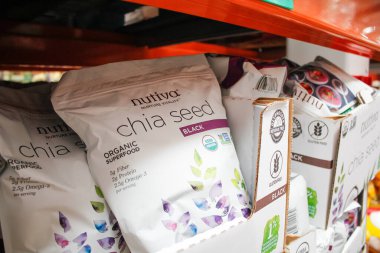 Los Angeles, Kaliforniya / ABD - 07 / 01 / 2020: Yerel büyük bir markette sergilenen çok sayıda Nutiva Yetiştirme Vitalitesi chia tohumunun görüntüsü.