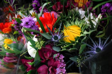 Yerel bir çiçekçide sergilenen birkaç güzel çiçek buketi manzarası.