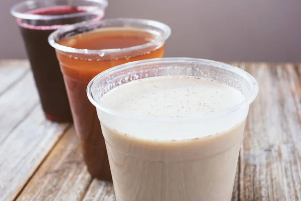 Een Bezichtiging Van Een Rij Van Aguas Fresca Plastic Bekers — Stockfoto