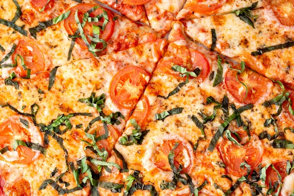 Kırsal bir Margherita pizzasının tepeden aşağı manzarası..