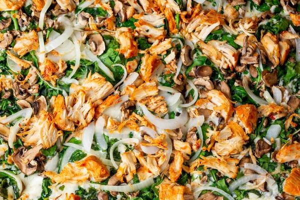 Tavuk, soğan, mantar ve ıspanak içeren pizza malzemelerinin alt tarafı..
