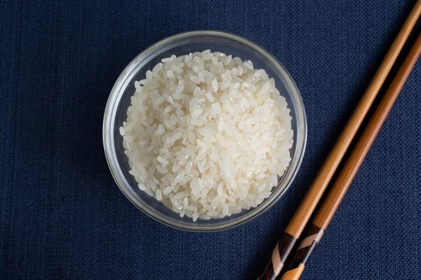 Una Vista Arriba Hacia Abajo Tazón Vidrio Arroz Grano Corto —  Fotos de Stock