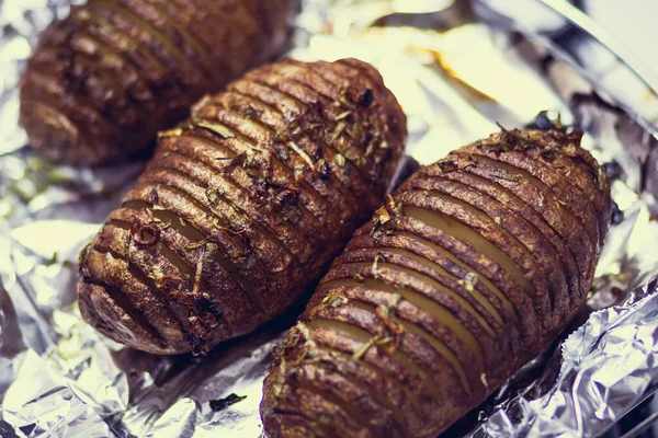 Folyoda pişmiş Hasselback patatesi manzarası..