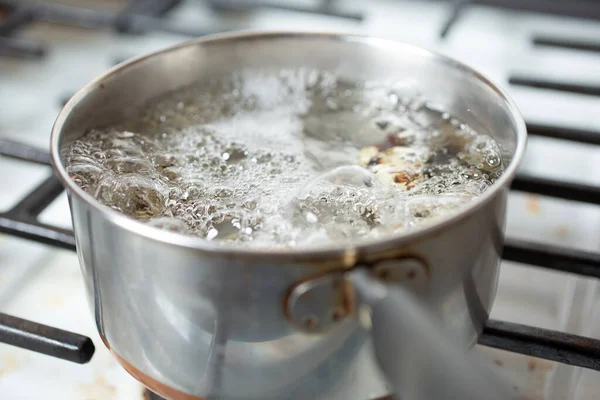 ストーブの上で沸騰した水と鍋のビュー キッチンの設定で — ストック写真