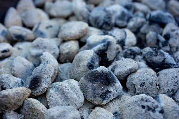 Kullanılmış Kömürle Dolu Bir Izgaranın Yakın Plan Görüntüsü Bir Arkaplan — Stok fotoğraf