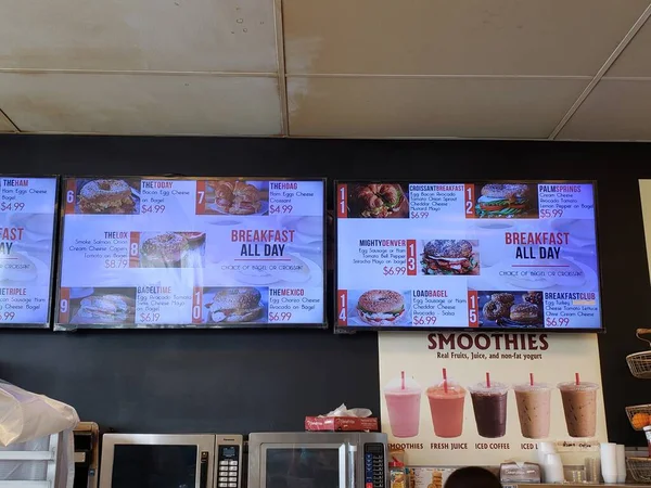 Los Angeles, Kaliforniya, ABD - 10-02-2021: Yerel bir restoranın duvarına monte edilmiş LCD televizyon ekranları müşterilere menüyü uygun bir şekilde görme olanağı sağlıyor.