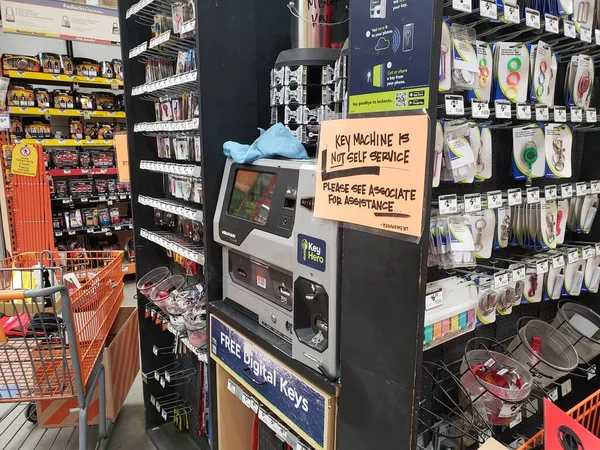 Los Angeles, California, ABD - 03-01-2022: Yerel bir ev geliştirme mağazasında görülen anahtar üretim makinesinin görüntüsü.