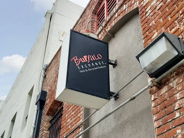 Fullerton, California, ABD - 02-12-2020: Buffalo Exchange olarak bilinen ikinci el giyim mağaza zinciri için bir mağaza levhası.