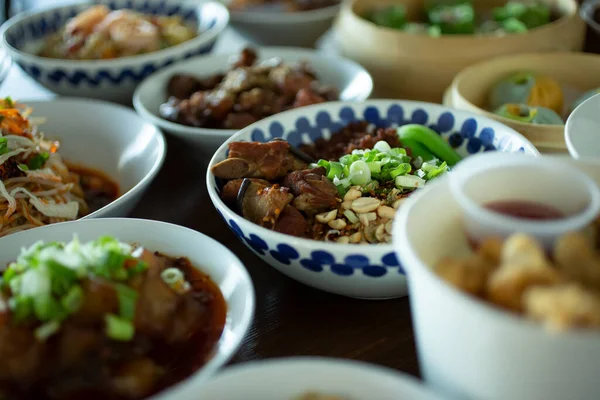 Bir tabak terbiye edilmiş domuz pirzolasının yer aldığı birkaç modern Çin başlangıç yemeği..