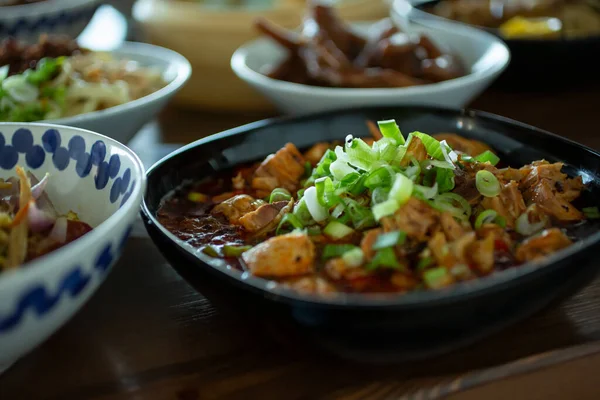 İçinde bir tabak kıymalı domuz eti bulunan birkaç modern Çin yemeği manzarası..
