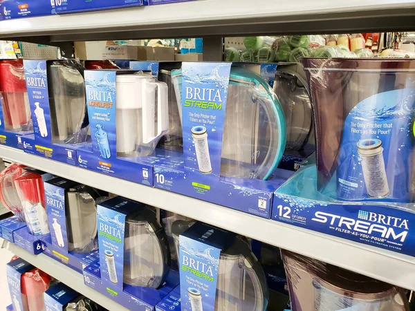 Los Angeles, California, ABD - 07-01-2020: Yerel büyük bir markette sergilenen Brita su filtre setlerinin birkaç paketi.
