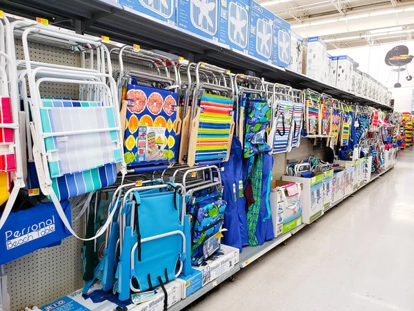 Los Angeles, California, ABD - 03-01-2022: Plaj sandalyelerine adanmış bir koridor yerel bir mağazada sergileniyor.