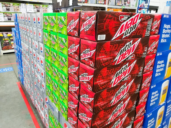 Los Angeles, Kaliforniya / ABD - 07 / 01 / 2020: Yerel bir bakkalda sergilenen uzun bir blok dolusu soda kutusunun manzarası.