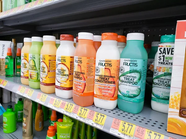 Los Angeles, Kaliforniya / ABD - 07 / 01 / 2020: Yerel bir bakkalda sergilenen çok sayıda Garnier Fructis şampuanı ve saç kremi ürününün manzarası.